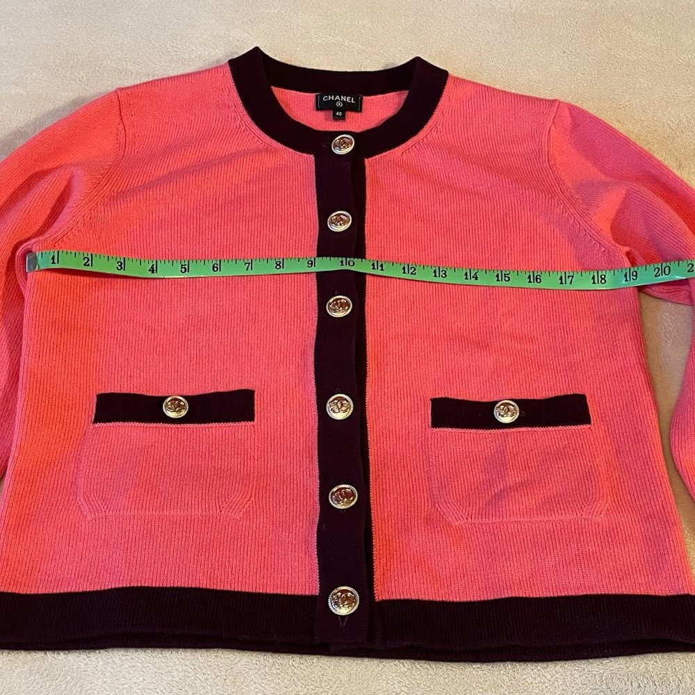 ❌SOLD❌ CHANEL 100% Cashmere Two-Tone CC Button Cardigan (fits S/M) - Picture 12 of 15